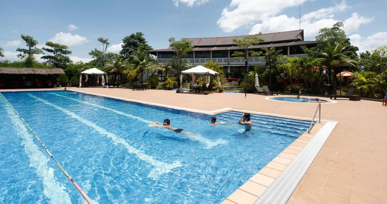 Cambodian Country Club Hotel Пном Пен Екстериор снимка
