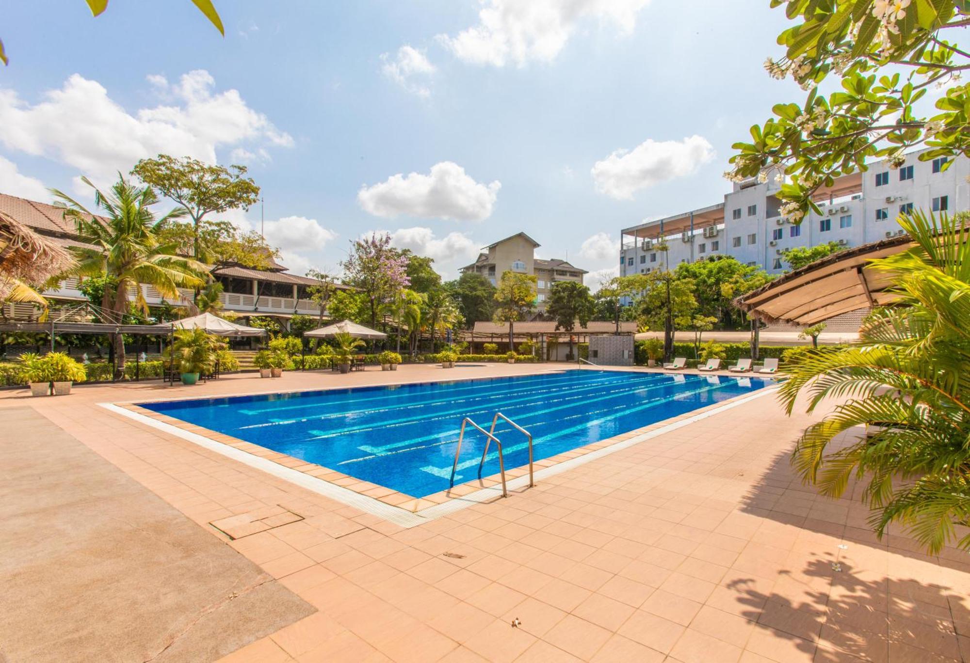 Cambodian Country Club Hotel Пном Пен Екстериор снимка